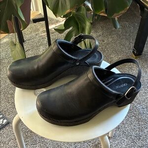 Aetrex Black Leather Clogs with Strap